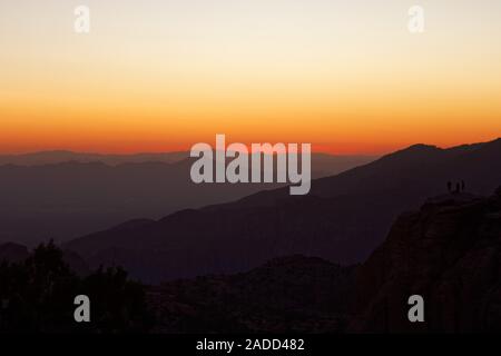 Mystische Sonnenuntergang über Tucson, AZ mit Berge und Hügel Stockfoto