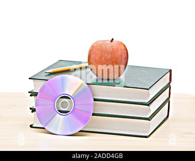 Apple, dvd, und Bücher als Symbol der Übergang von alten zu neuen Möglichkeiten des Lernens Stockfoto