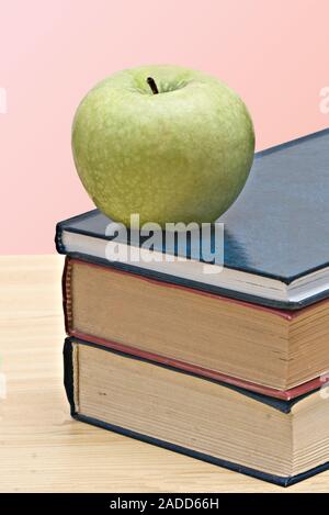 Green Apple auf Bücher Stockfoto