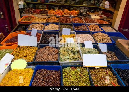 Eine große Auswahl an verschiedenen Oliven mit leckeren Füllungen und Gewürze können auf dem Eastern Market in Akko an der Küste von sonnigen Israel gefunden werden Stockfoto