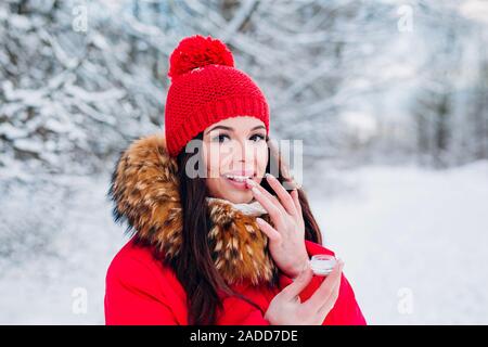 Mädchen Schutz der Lippen mit Lippenbalsam im Winter Stockfoto