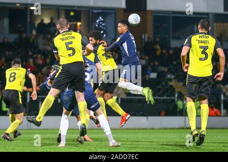 Burton Upon Trent, Großbritannien. 03 Dez, 2019. Nathan Ralph Southend United (3) Herausforderungen für eine Kopfzeile während der efl Sky Bet Liga 1 Übereinstimmung zwischen Burton Albion und Southend United auf der Pirelli Stadium, Burton upon Trent, England am 3. Dezember 2019. Foto von Mick Haynes. Nur die redaktionelle Nutzung, eine Lizenz für die gewerbliche Nutzung erforderlich. Keine Verwendung in Wetten, Spiele oder einer einzelnen Verein/Liga/player Publikationen. Credit: UK Sport Pics Ltd/Alamy leben Nachrichten Stockfoto