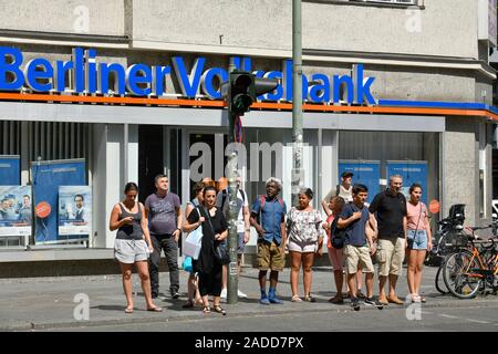 Straßenszene, die Karl-Marx-Straße in Neukölln, Berlin, Deutschland Stockfoto