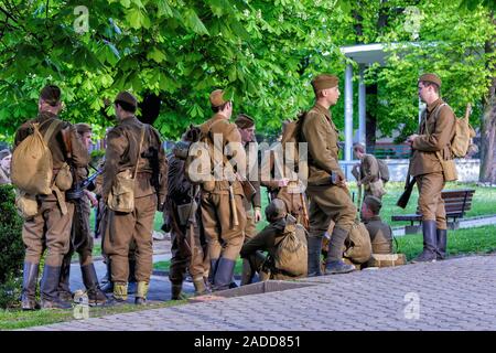 Zilina, Slowakei, 30. APRIL 2016 - die Menschen in Uniform des Zweiten Weltkrieges, nach der Feier der Tag des Sieges im Zweiten Weltkrieg 2. Militär-historische re Stockfoto