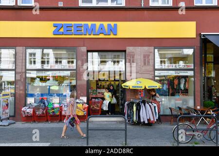 Zeeman, die Karl-Marx-Straße in Neukölln, Berlin, Deutschland Stockfoto