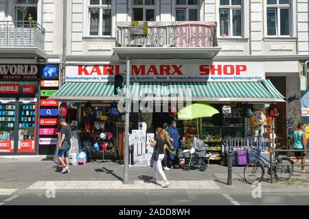 Straßenszene, die Karl-Marx-Straße in Neukölln, Berlin, Deutschland Stockfoto