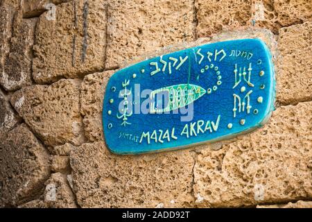 Vintage Tabellen mit Straßennamen und Ornamente auf alte steinerne Häuser in der Altstadt von Jaffa in einem warmen Tel Aviv Stockfoto