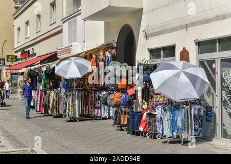 Straßenszene, die Karl-Marx-Straße in Neukölln, Berlin, Deutschland Stockfoto