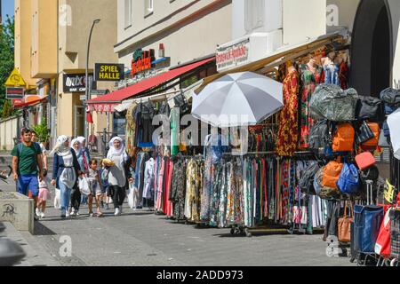 Straßenszene, die Karl-Marx-Straße in Neukölln, Berlin, Deutschland Stockfoto