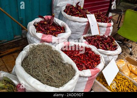 Große Auswahl an verschiedenen Gewürzen und Paprika für den Verkauf auf dem Eastern Market in Acre an der Küste von sonnigen Israel Stockfoto