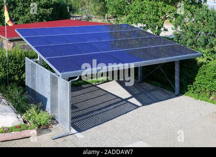 Neue Carport mit semi-transparenten Photovoltaik Module Stockfoto