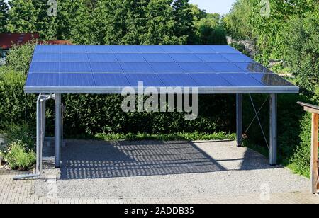 Neue Carport mit semi-transparenten Photovoltaik Module Stockfoto