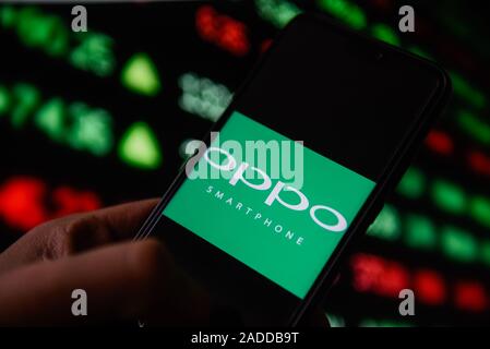 Polen. 4. Dez, 2019. In diesem Foto Illustration eine Oppo logo gesehen auf dem Smartphone angezeigt. Credit: Omar Marques/SOPA Images/ZUMA Draht/Alamy leben Nachrichten Stockfoto