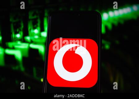 Polen. 4. Dez, 2019. In diesem Foto, Illustration von Vodafone Logo auf einem Smartphone gesehen angezeigt. Credit: Omar Marques/SOPA Images/ZUMA Draht/Alamy leben Nachrichten Stockfoto