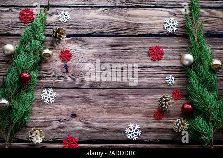 Green Pine, Golden Pine Cone, Schneeflocken, Weihnachtsbaumschmuck Kugel auf Holz- Hintergrund mit Kopie Raum Stockfoto