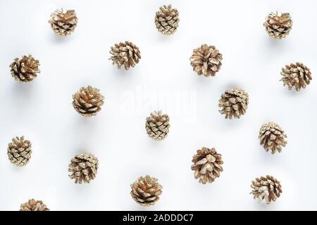 Golden Pine Cone Muster auf weißem Hintergrund für Weihnachten isoliert oder Winter saisonale Stockfoto