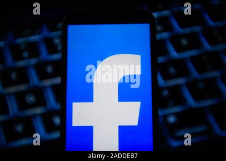 Polen. 4. Dez, 2019. In diesem Foto, Bild a Facebook Logo auf einem Smartphone gesehen angezeigt. Credit: Omar Marques/SOPA Images/ZUMA Draht/Alamy leben Nachrichten Stockfoto