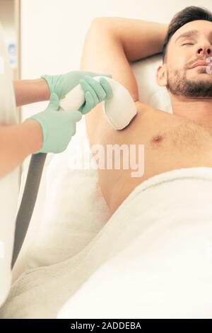 Ruhigen Menschen in Augen während der Laser Haarentfernung Verfahren geschlossen Stockfoto