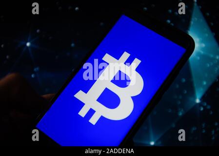 Polen. 4. Dez, 2019. In diesem Foto Illustration einer Bitcoin Logo auf einem Smartphone gesehen angezeigt. Credit: Omar Marques/SOPA Images/ZUMA Draht/Alamy leben Nachrichten Stockfoto