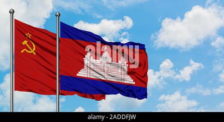 Sowjetunion und Kambodscha Fahne im Wind gegen Weiße bewölkt blauer Himmel zusammen. Diplomatie Konzept, internationale Beziehungen. Stockfoto