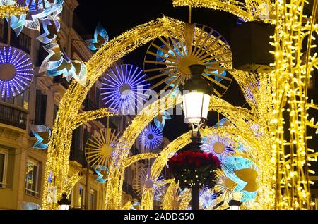 Calle Larios, die Hauptstraße von Malaga, Spanien, während Weihnachten 2019 Stockfoto