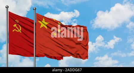 Sowjetunion und China Flagge im Wind gegen Weiße bewölkt blauer Himmel zusammen. Diplomatie Konzept, internationale Beziehungen. Stockfoto