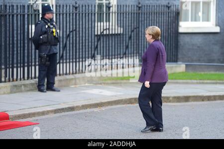 Die deutsche Bundeskanzlerin Angela Merkel in der Downing Street ankommen für ein Treffen der Staats- und Regierungschefs der NATO, 3. Dezember 2019 Stockfoto