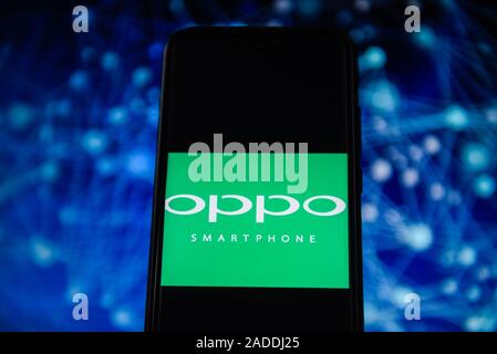 Polen. 4. Dez, 2019. In diesem Foto Illustration eine Oppo logo gesehen auf dem Smartphone angezeigt. Credit: Omar Marques/SOPA Images/ZUMA Draht/Alamy leben Nachrichten Stockfoto