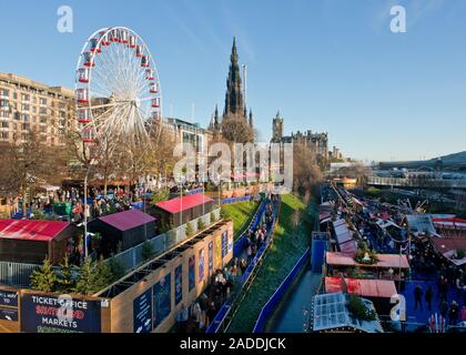 Big Wheel (Her1 Big Wheel), Weihnachtsmarkt und Walter Scott Monument. Balmoral Hotel im Hintergrund. Die Princes Street Gardens. Edinburgh, Schottland Stockfoto