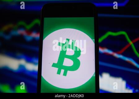 Polen. 4. Dez, 2019. In diesem Foto Illustration einer Bitcoin Logo auf einem Smartphone gesehen angezeigt. Credit: Omar Marques/SOPA Images/ZUMA Draht/Alamy leben Nachrichten Stockfoto