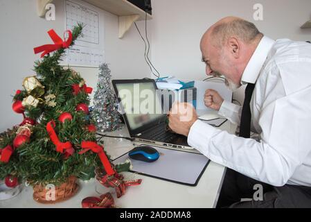 Frustriert mit einem Client und Gefühl heraus betont, während der Beschäftigten bis zu Weihnachten bauen. Stockfoto