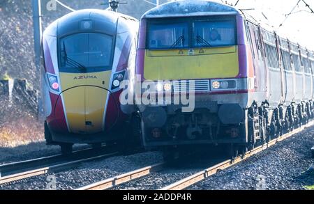 Die neue LNER Azuma elektrische Zug auf der East Coast Mainline, England, UK, eine 225 HST, die es ersetzen wird. Stockfoto
