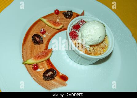 Gourmet Dessert. Leckeren Nachtisch. Eis. Weiße Schale mit Dessert. Stockfoto