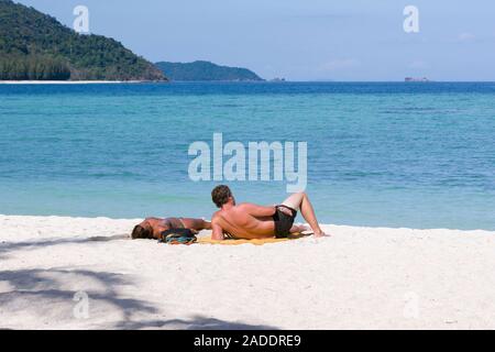 Paar Sonnenbaden am Strand, Ko Lipe, Thailand Stockfoto