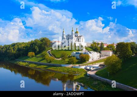 Heiligen Kathedrale der Annahme auf einem Hügel und Heilig Geist Kloster und westlichen Dwina Fluss im Sommer. Vitebsk, Belarus Stockfoto