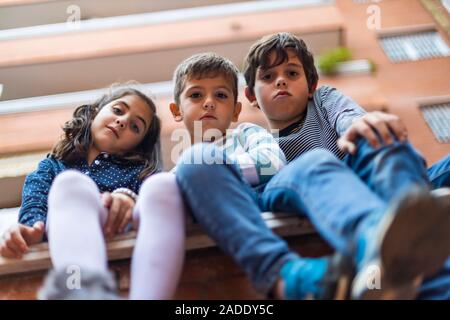Drei bad boys sitzen auf der Nachbarschaft Stockfoto