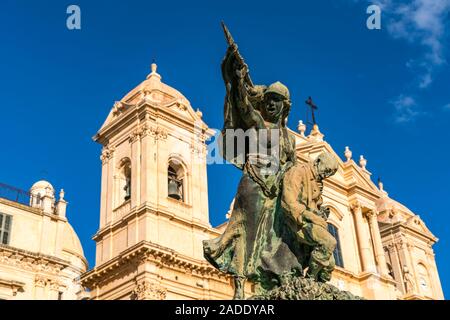 Denkmal für die Gefallenen des Ersten Weltkrieges, Noto, Sizilien, Italien, Europa | worl Krieg 1 Memorial in Noto, Sizilien, Italien, Europa Stockfoto