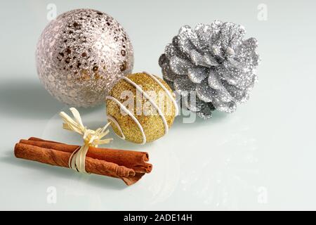 Helle noch Leben auf einem weißen Glasplatte Hintergrund mit silbernen, goldenen und braunen Weihnachten Dekoration Stockfoto