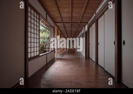 Korridor der japanischen traditionellen Interieur mit Shoji Teiler in Honen-in Tempel, Kyoto, Japan Stockfoto