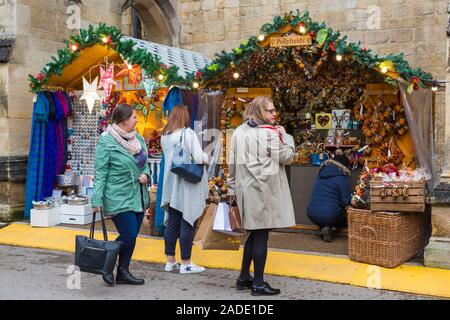 Besucher klicken Sie auf Winchester Cathedral Weihnachtsmarkt ihre Weihnachtseinkäufe in Winchester, Hampshire, UK im November zu tun Stockfoto