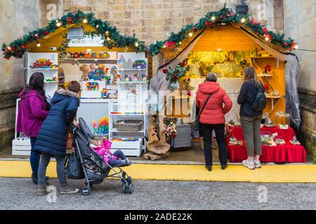 Besucher klicken Sie auf Winchester Cathedral Weihnachtsmarkt ihre Weihnachtseinkäufe in Winchester, Hampshire, UK im November zu tun Stockfoto