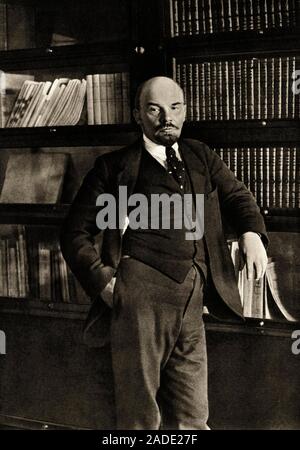 Lenine (Vladimir Ilitch Oulianov dit, 1870-1924) devant La Bibliotheque de Sohn cabinet de travail au Kreml, Moscou, 16. Oktober 1918 - Stockfoto