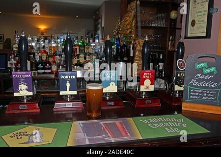 The Brewery Tap, Lymm Village, Bar mit Pumpen, Real Ales, CAMRA, 18, Bridgewater St, Lymm, Warrington, Cheshire, England, WA13 0AB Stockfoto