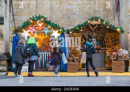 Besucher klicken Sie auf Winchester Cathedral Weihnachtsmarkt ihre Weihnachtseinkäufe in Winchester, Hampshire, UK im November zu tun Stockfoto