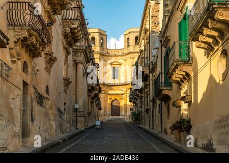 Gasse mit Blick auf die Kirche Chiesa di Montevergine, Noto, Sizilien, Italien, Europa | Kleine Gasse mit Blick auf die Kirche Chiesa di Montevergine, Stockfoto