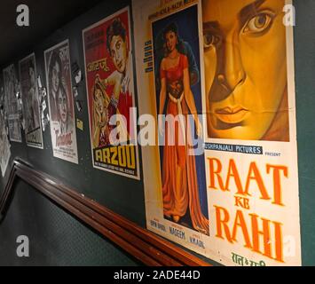 Bollywood Kino Plakate, an einer Hallenwand, Flur - Raat Ke Rahi,Pushpanjali Pictures,Naseem,VM Adil,Arzoo Filme Stockfoto