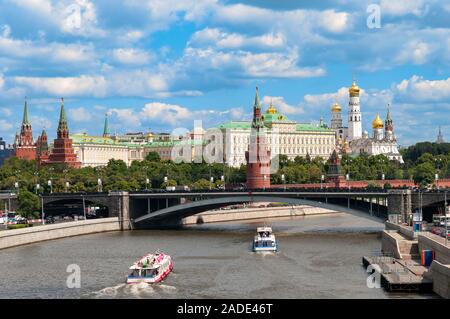 Boote auf dem Fluss Moskwa gegenüber dem Kreml, Moskau, Russland Stockfoto