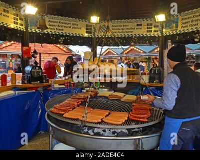 Bavarian Swing Grill, Würstchen, Wurst, Bratwurst, Currywurst, Grillen über Holzkohlen, deutscher Markt, Weihnachtsmarkt, Albert Square, Manchester, England, Großbritannien, Stockfoto