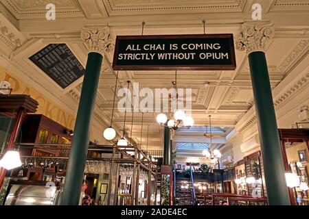 Indian Sign, All Chai kommt streng ohne Opium, Chaakoo Bombay Cafe, 79 St Vincent Street, Glasgow, Schottland, UK, G2 5TF Stockfoto