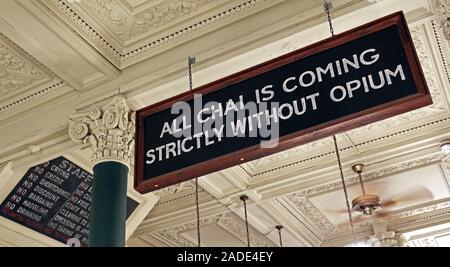 Indian Sign, All Chai kommt streng ohne Opium, Chaakoo Bombay Cafe, 79 St Vincent Street, Glasgow, Schottland, UK, G2 5TF Stockfoto